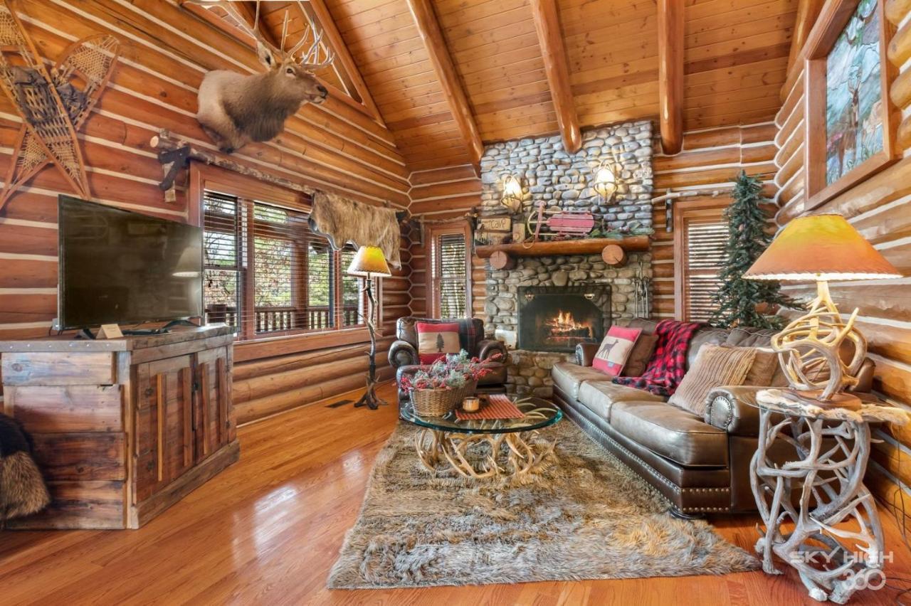 Mountaineer One-Bedroom Cottage Spa Bath – Hill View