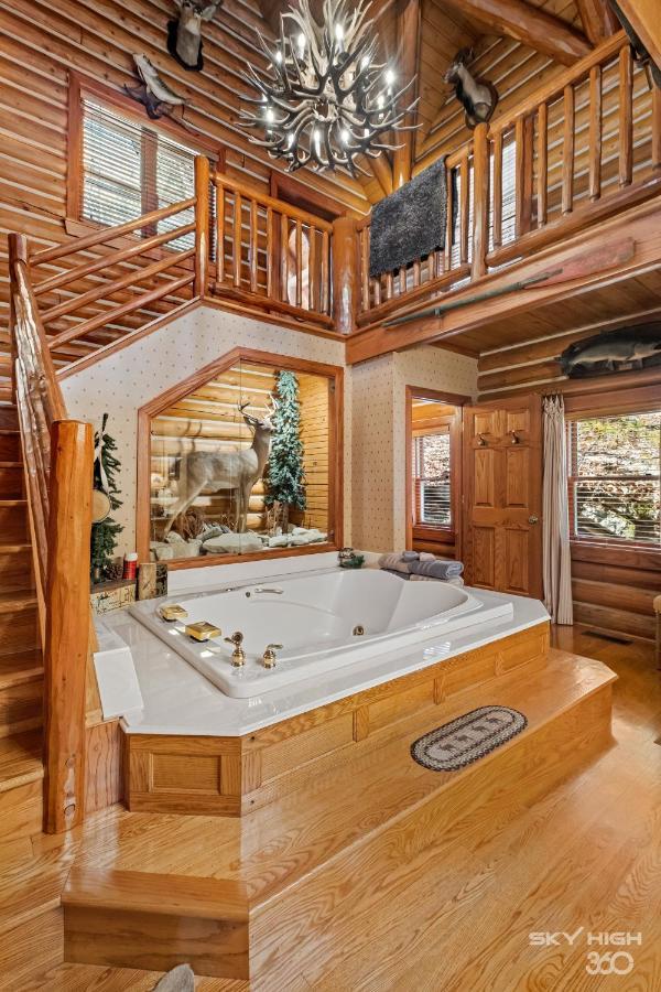 Mountaineer One-Bedroom Cottage Spa Bath – Hill View