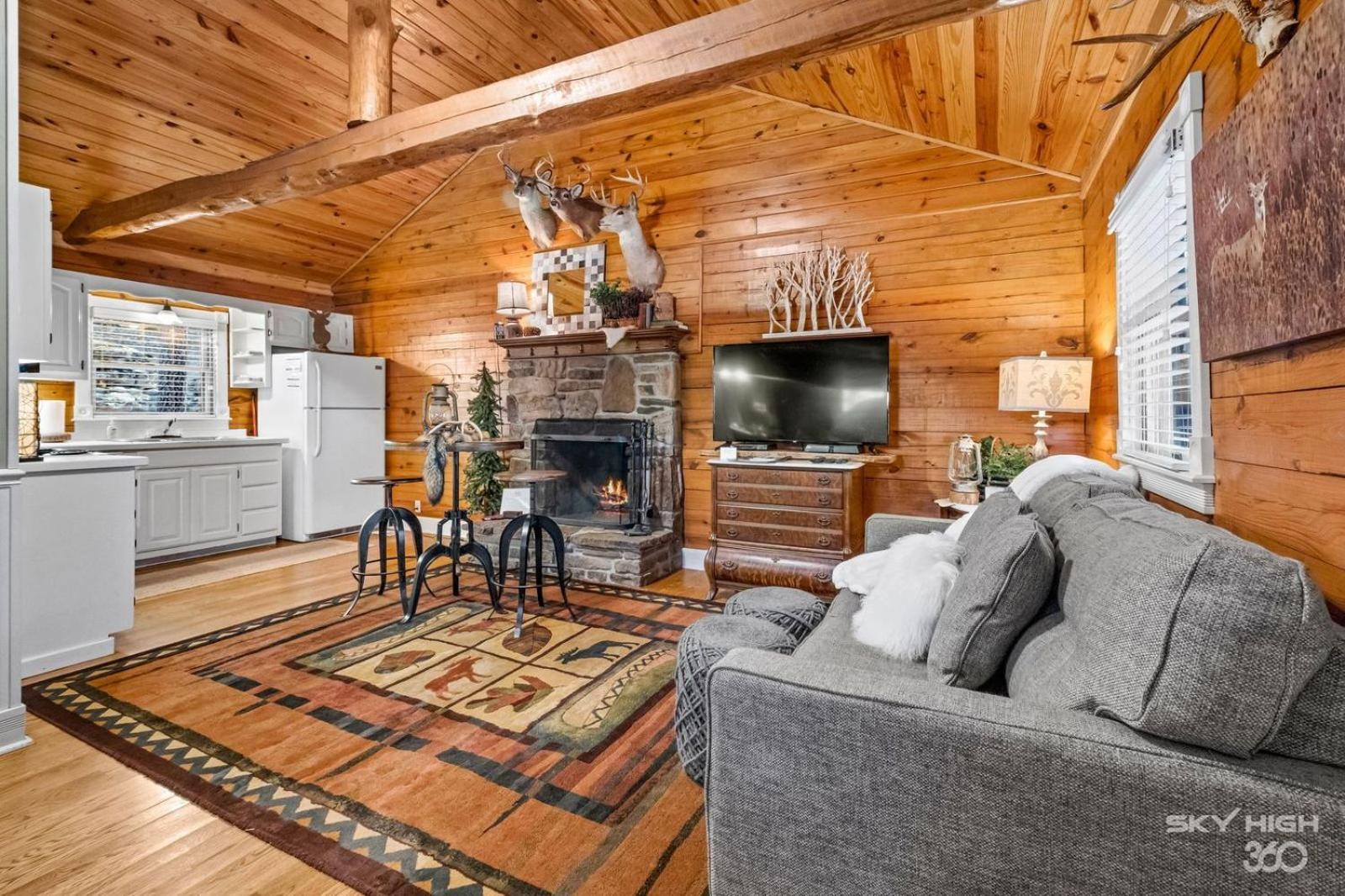 Whitetail One-Bedroom Cottage Spa Bath – Forest View