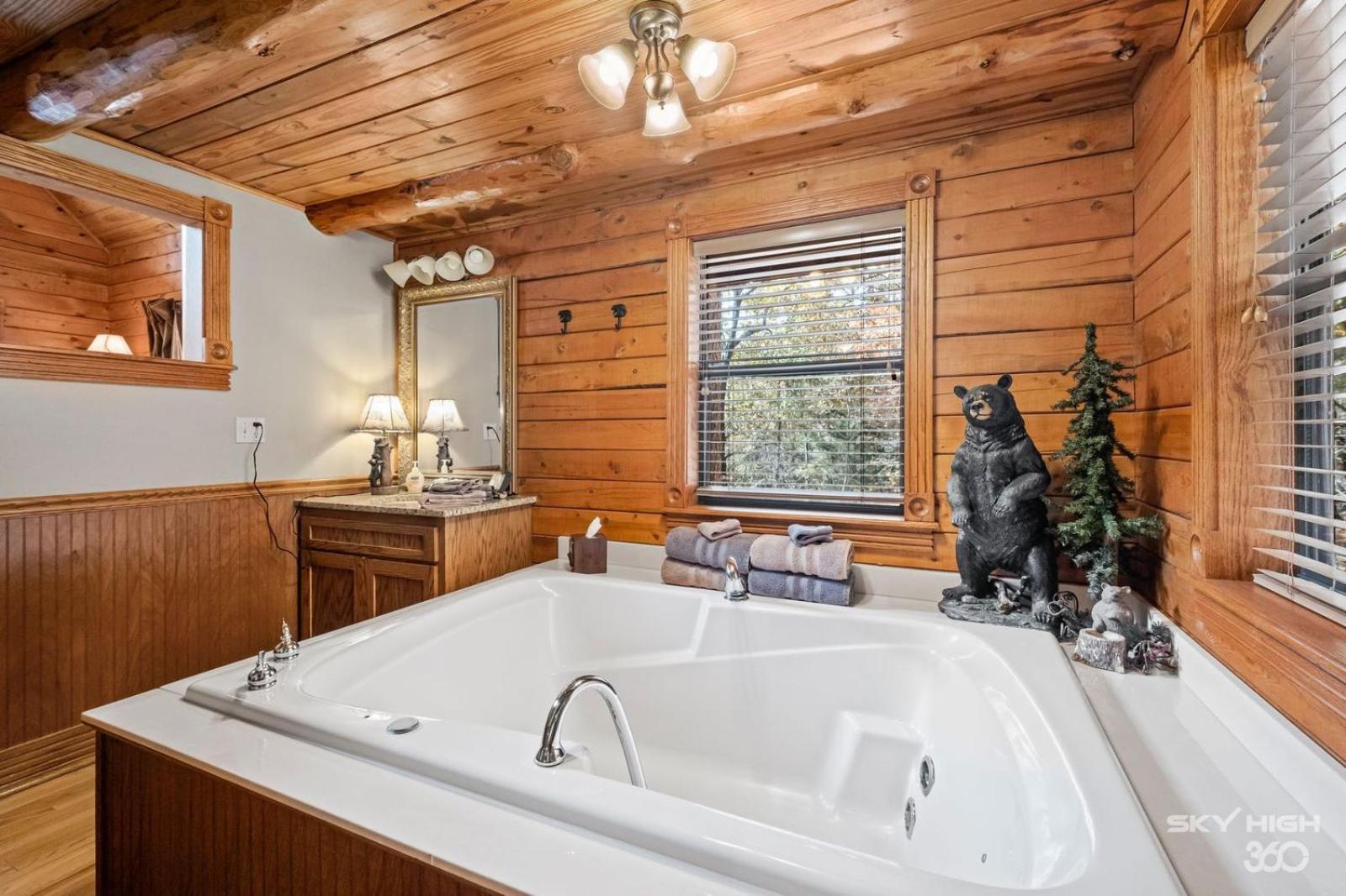 Hideaway One-Bedroom Cottage Spa Bath – Forest View