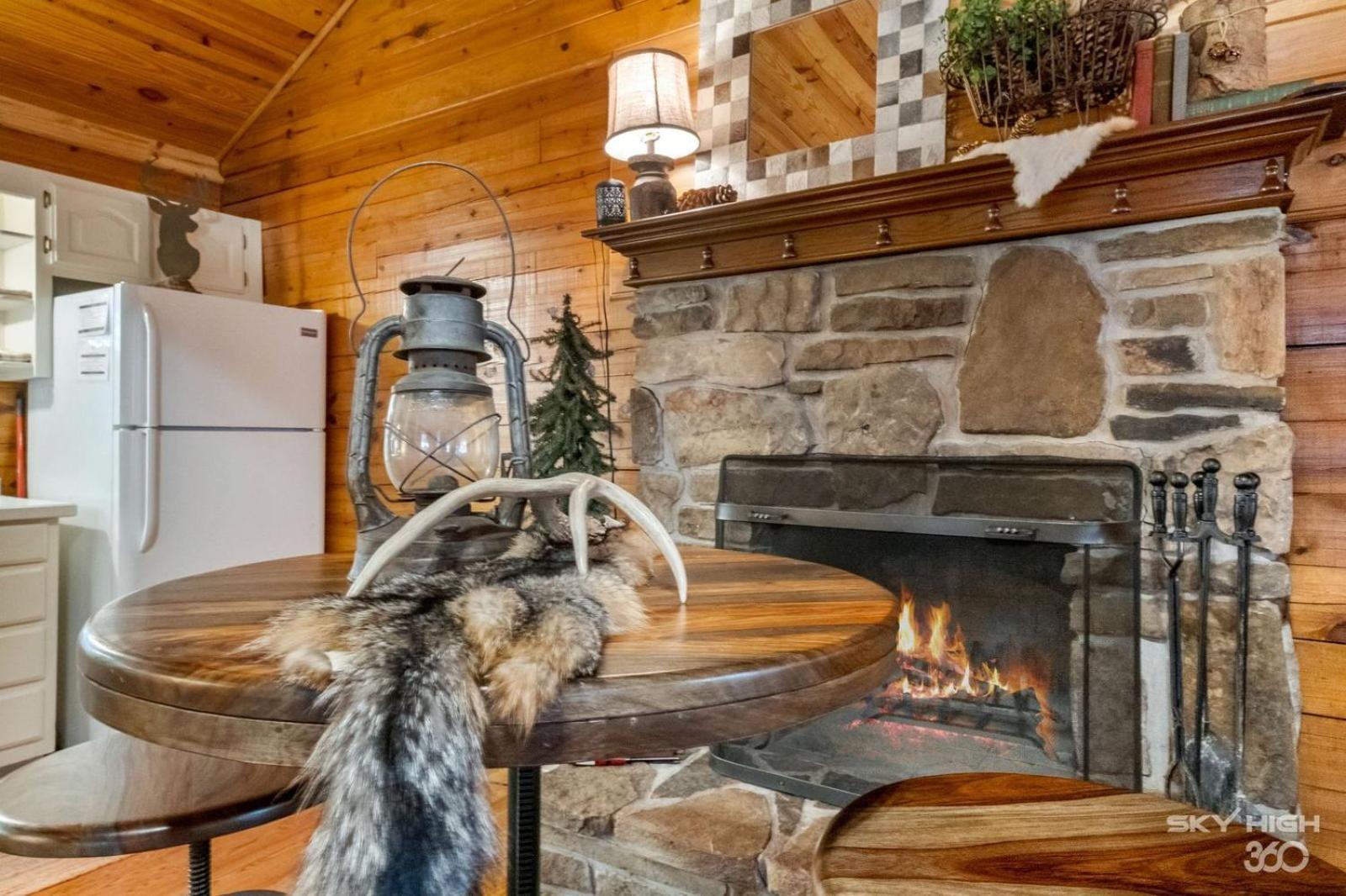 Whitetail One-Bedroom Cottage Spa Bath – Forest View