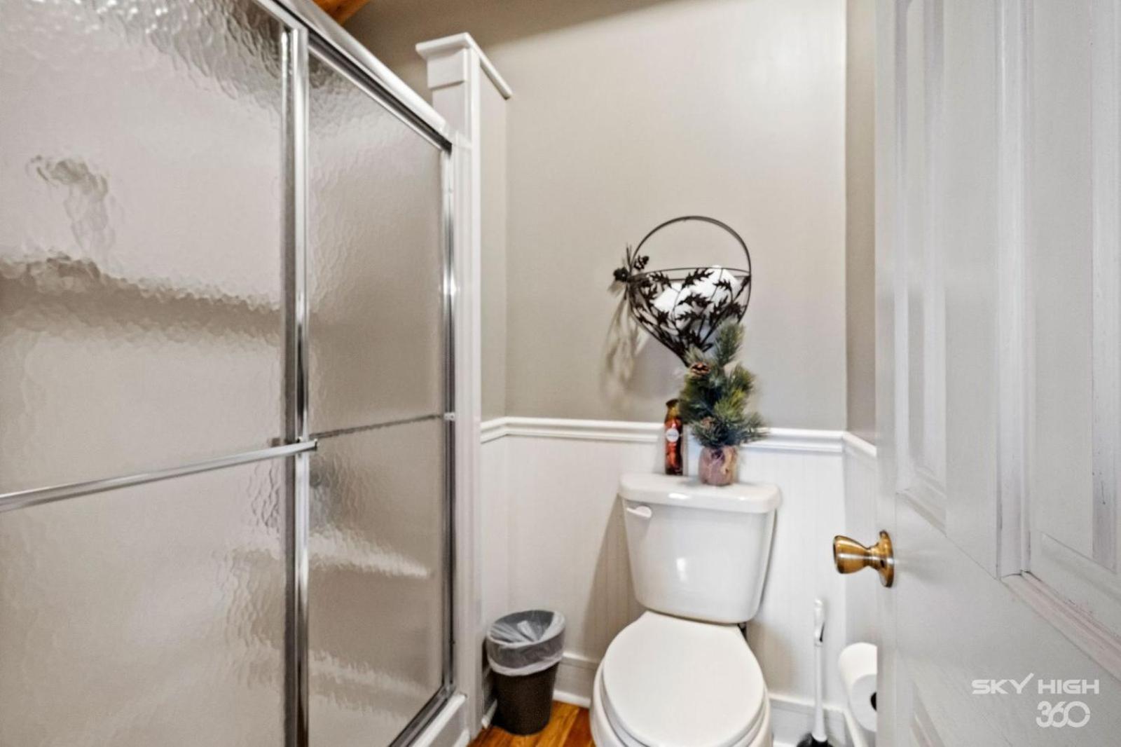 Whitetail One-Bedroom Cottage Spa Bath – Forest View