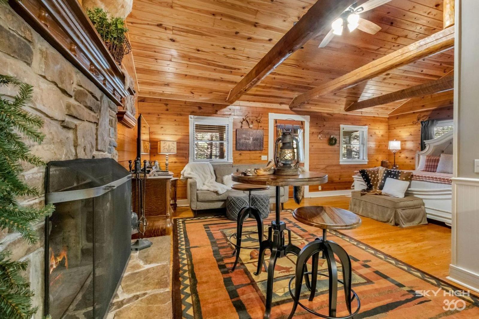 Whitetail One-Bedroom Cottage Spa Bath – Forest View
