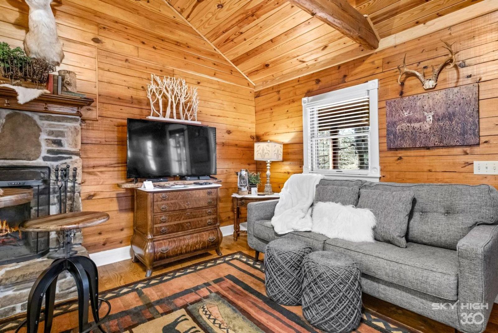 Whitetail One-Bedroom Cottage Spa Bath – Forest View