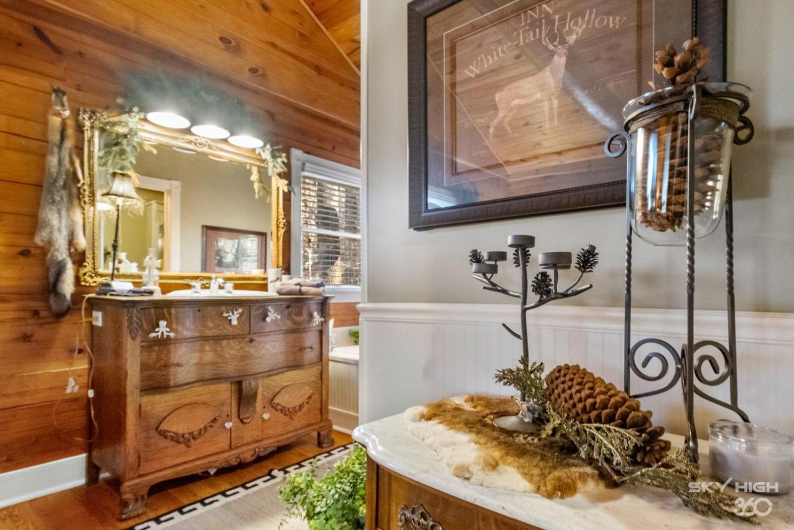 Whitetail One-Bedroom Cottage Spa Bath – Forest View