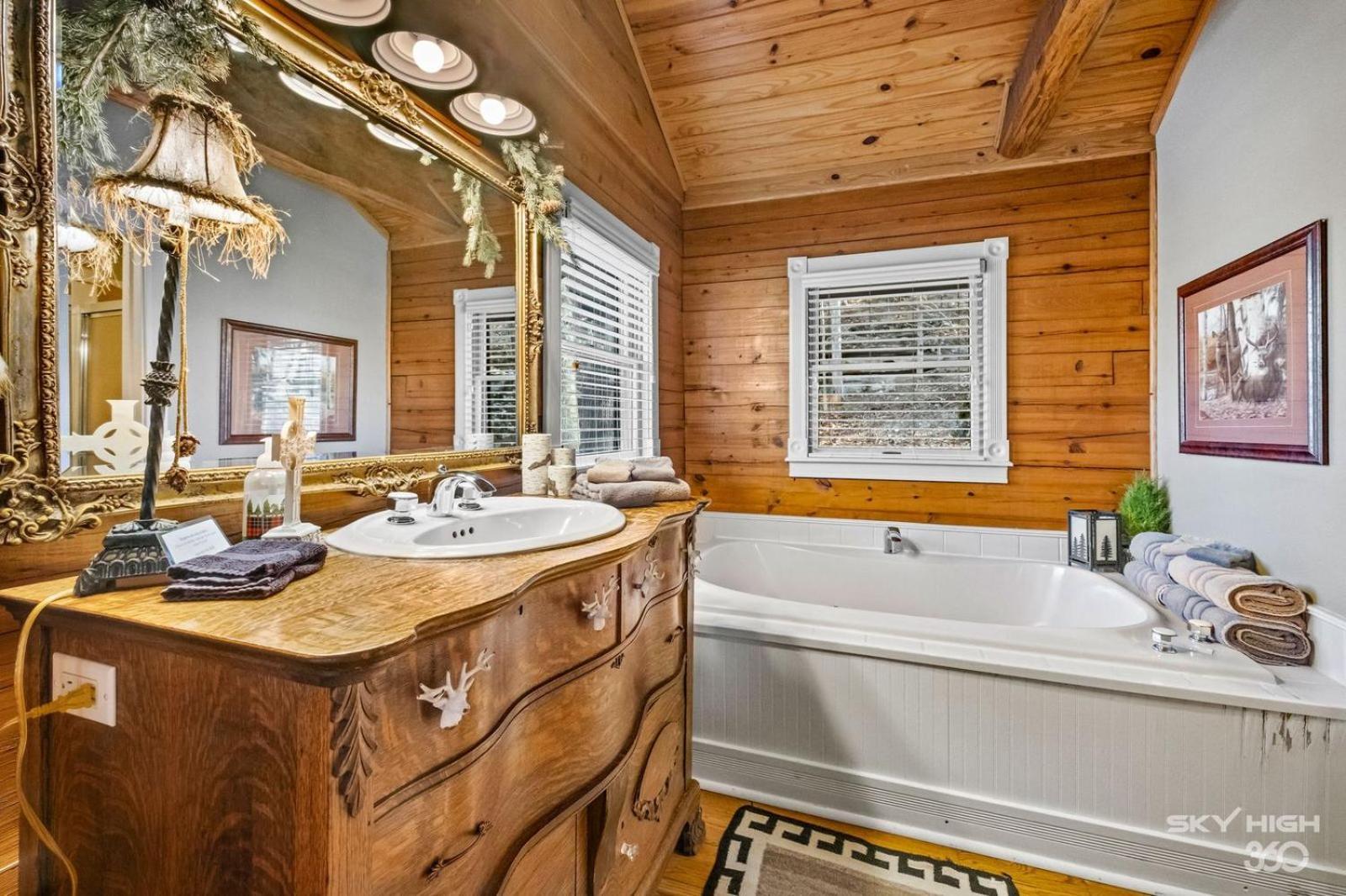 Whitetail One-Bedroom Cottage Spa Bath – Forest View
