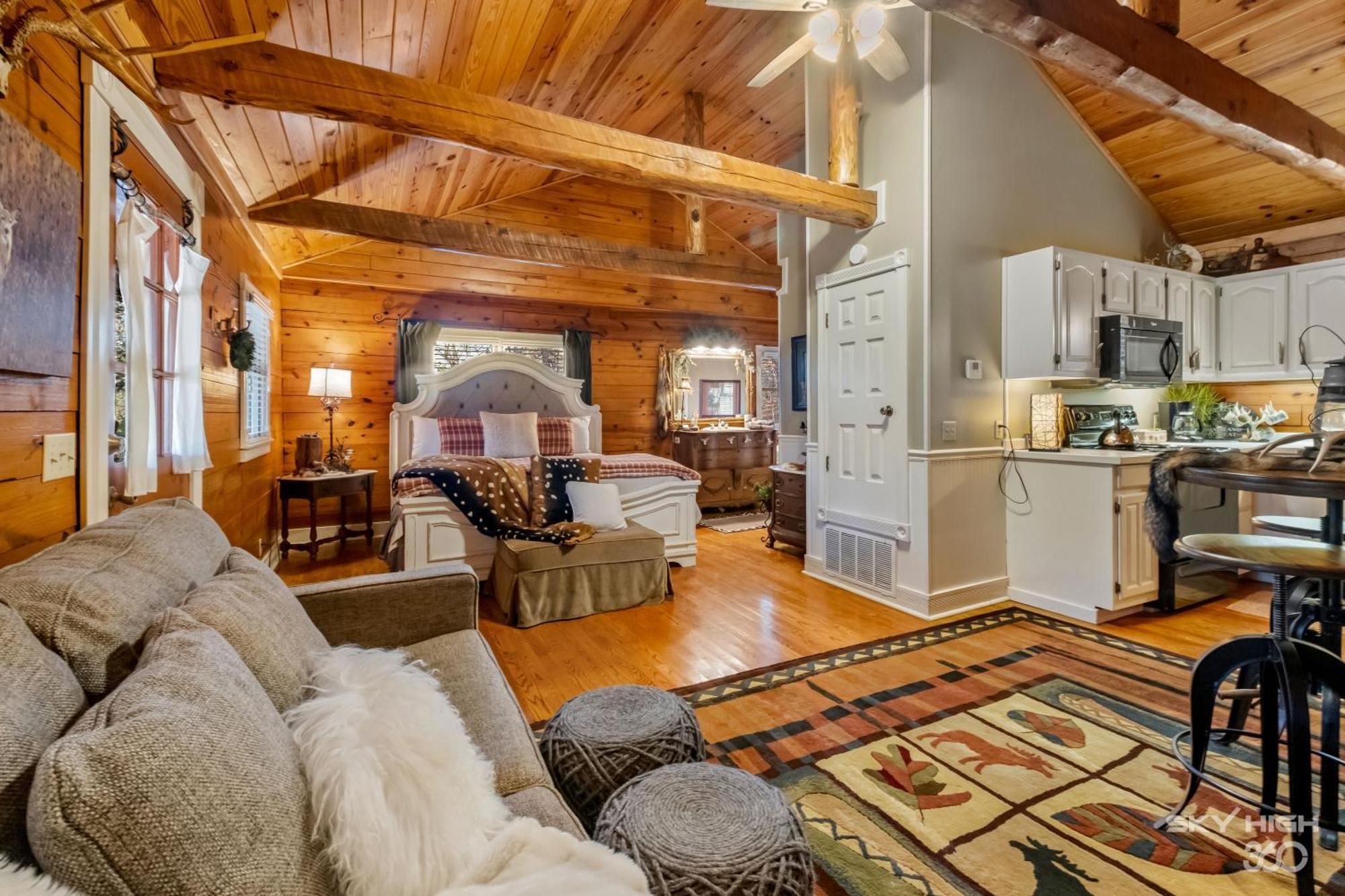 Whitetail One-Bedroom Cottage Spa Bath – Forest View