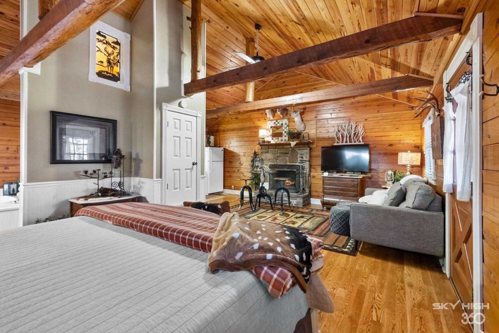 Whitetail One-Bedroom Cottage Spa Bath – Forest View